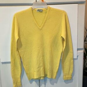 Vintage Women’s Sweater Size L 100% pure Lambs Wool Yellow V Neck Long Sleeves
